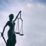 Adwokat to radca, jakiego zobowiązaniem jest sprawianie porady z przepisów prawnych.